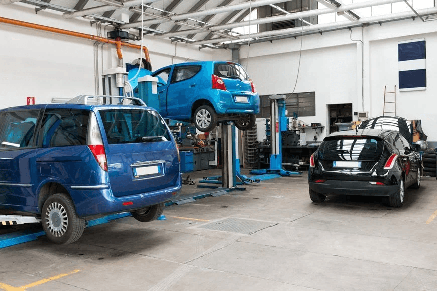 Atelier Autovest Garage cu vehicule în zona de lucru